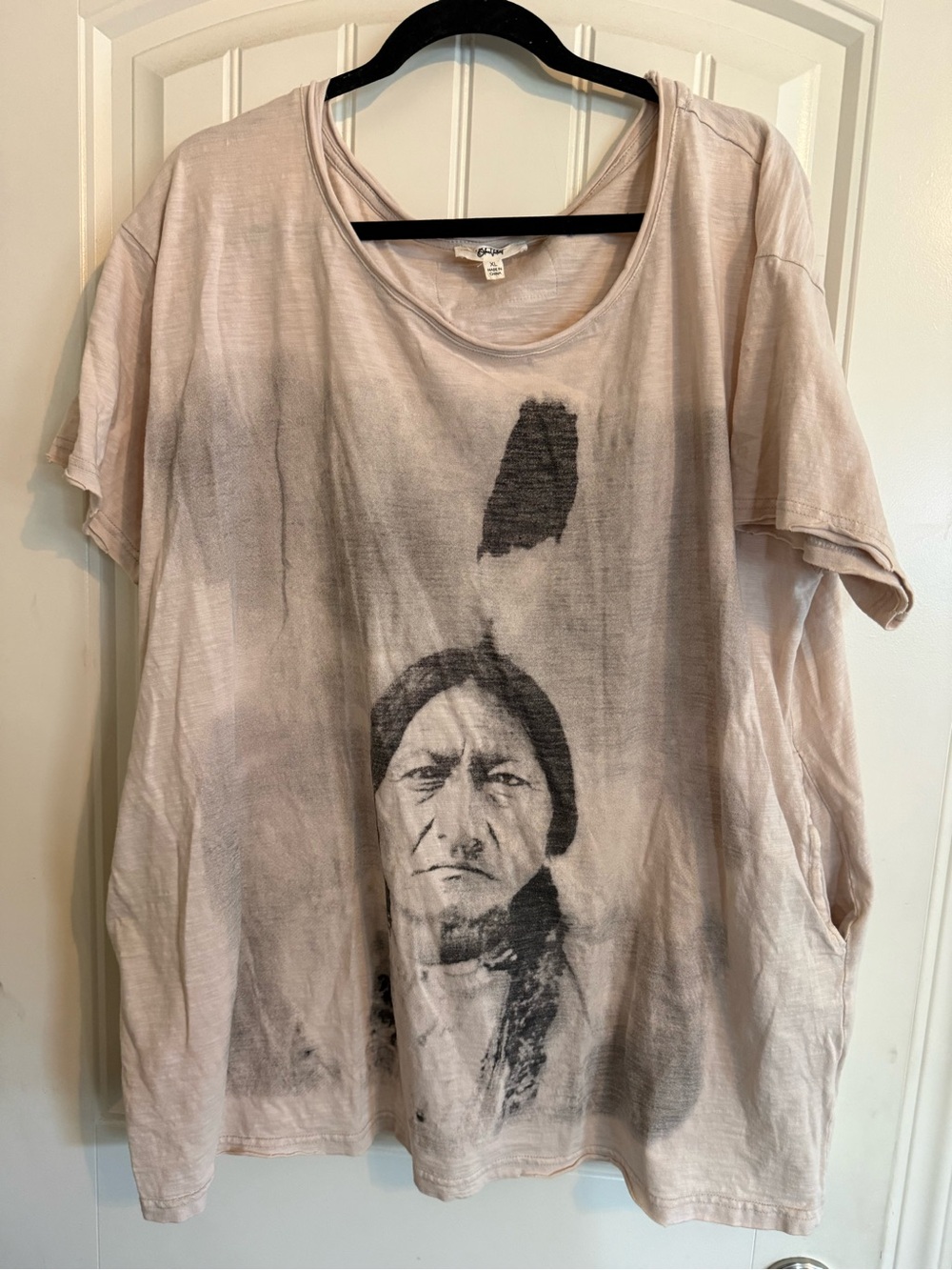 Short-Sleeve Graphic Tee in Light Beige with Black Portrait